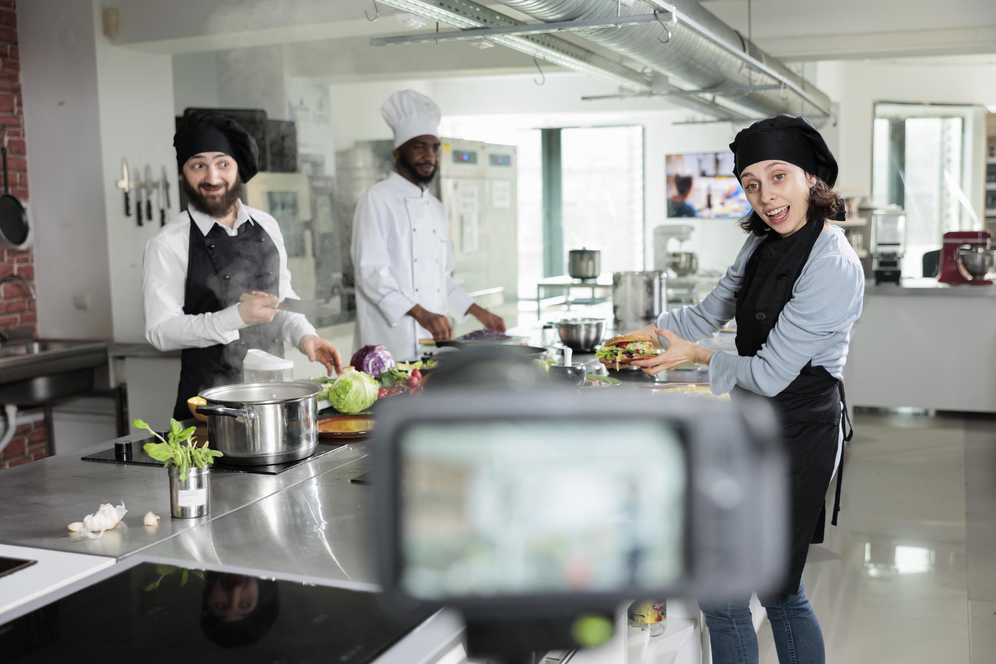 Laboratorio di cucina con piatti locali e chef