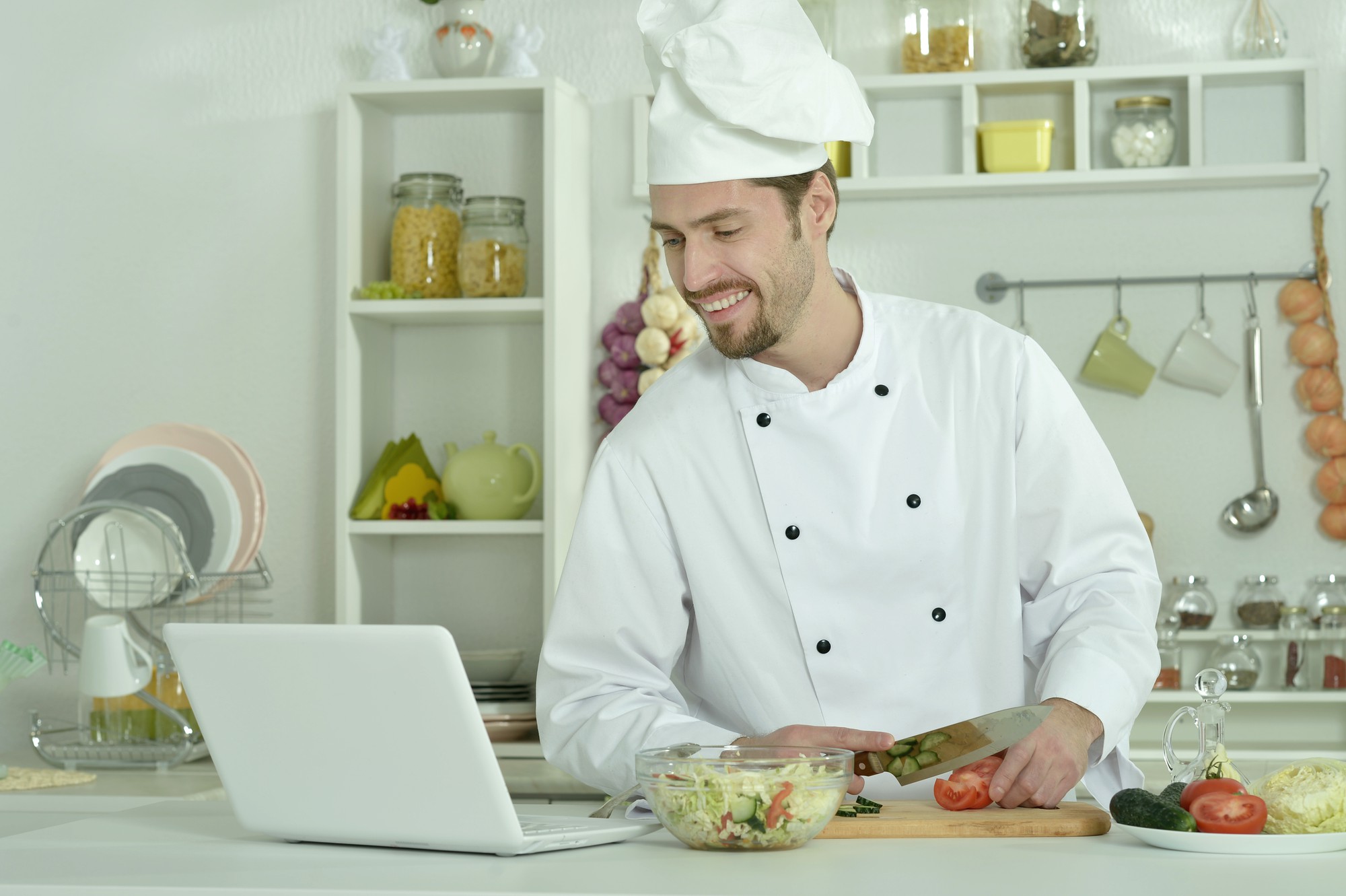 Chef che consiglia un partecipante durante una lezione online